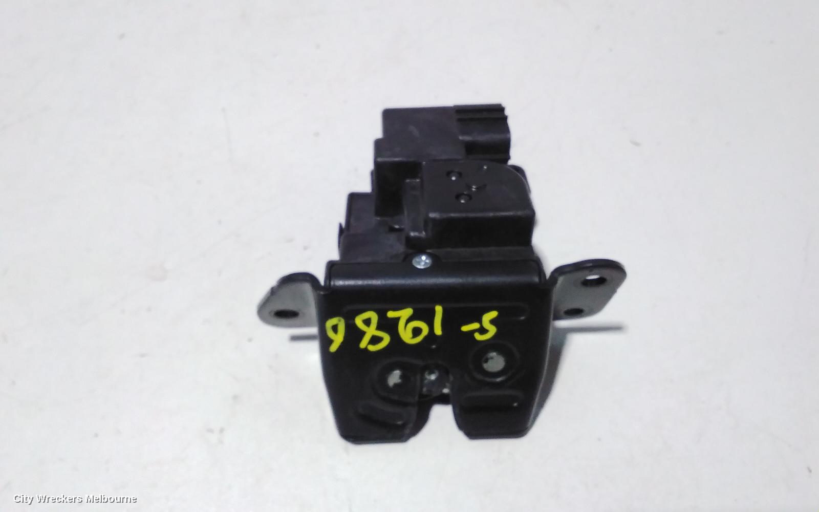 KIA SPORTAGE DOOR/BOOT/GATE LOCK, TAILGATE LOCK, SL, KOREAN/SLOVAKIAN BUILT (VIN KNAP/U5YP), 05/2010 - 10/2015 - Image 1