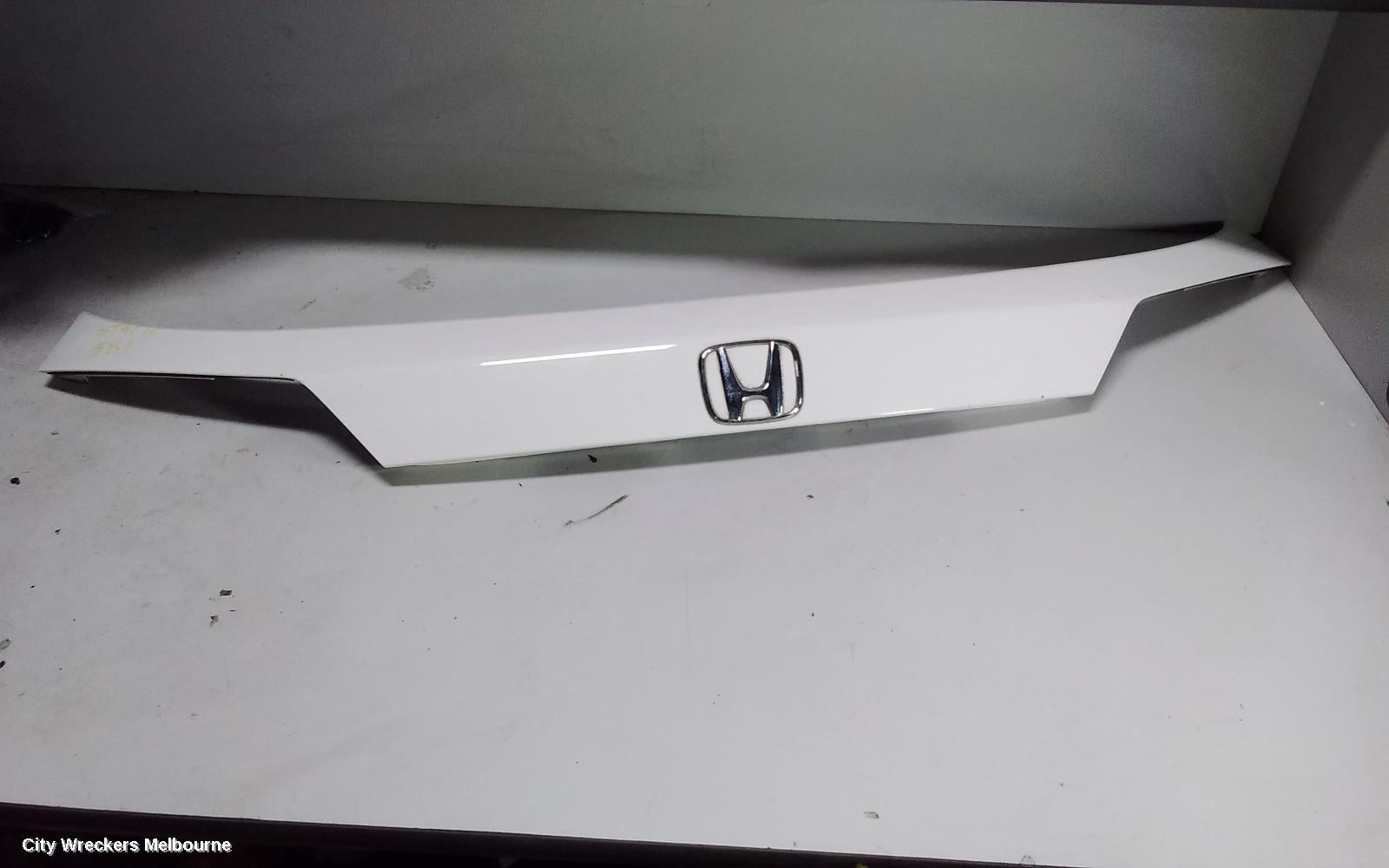 HONDA HRV REAR GARNISH, TAILGATE GARNISH (CENTRE), RU5, 12/2014 - 06/2018 - Image 2