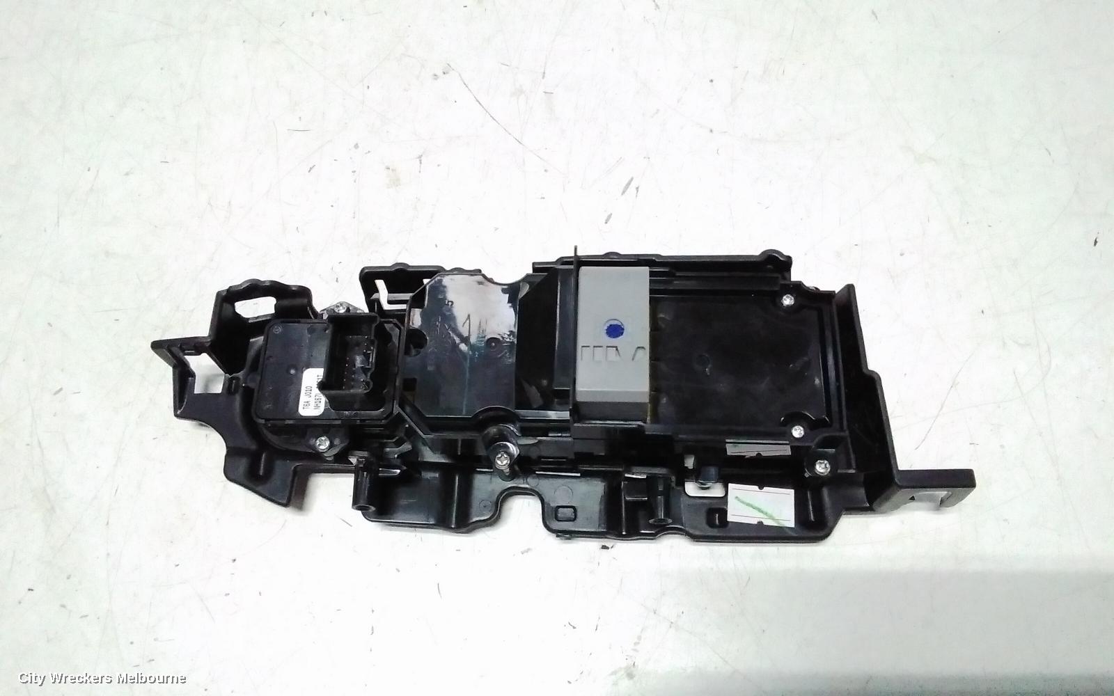 HONDA HRV PWR DR WIND SWITCH, RH FRONT (MASTER SWITCH), AUTO TYPE (TWO WINDOWS), RU5, 12/2014 - 10/2021 - Image 3