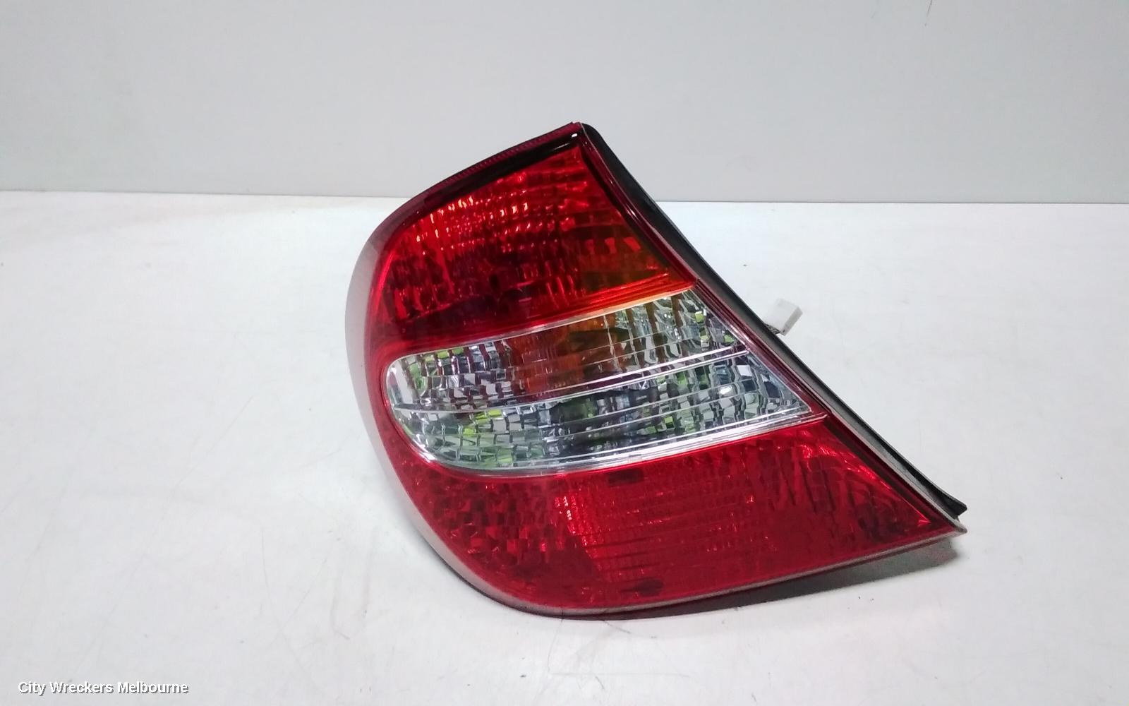 TOYOTA CAMRY LEFT TAILLIGHT, SK36, REVERSE LAMP IN CENTRE, 08/2002 - 09/2004 - Image 2