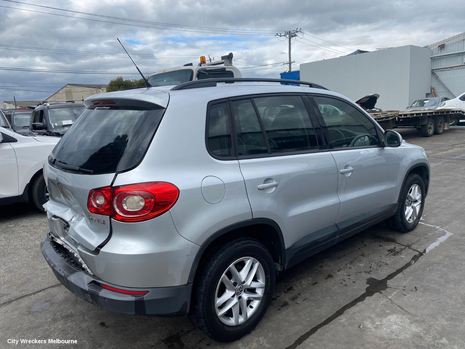VOLKSWAGEN TIGUAN RIGHT FRONT DOOR, 5N, 05/2008 - 08/2016 - Image 3