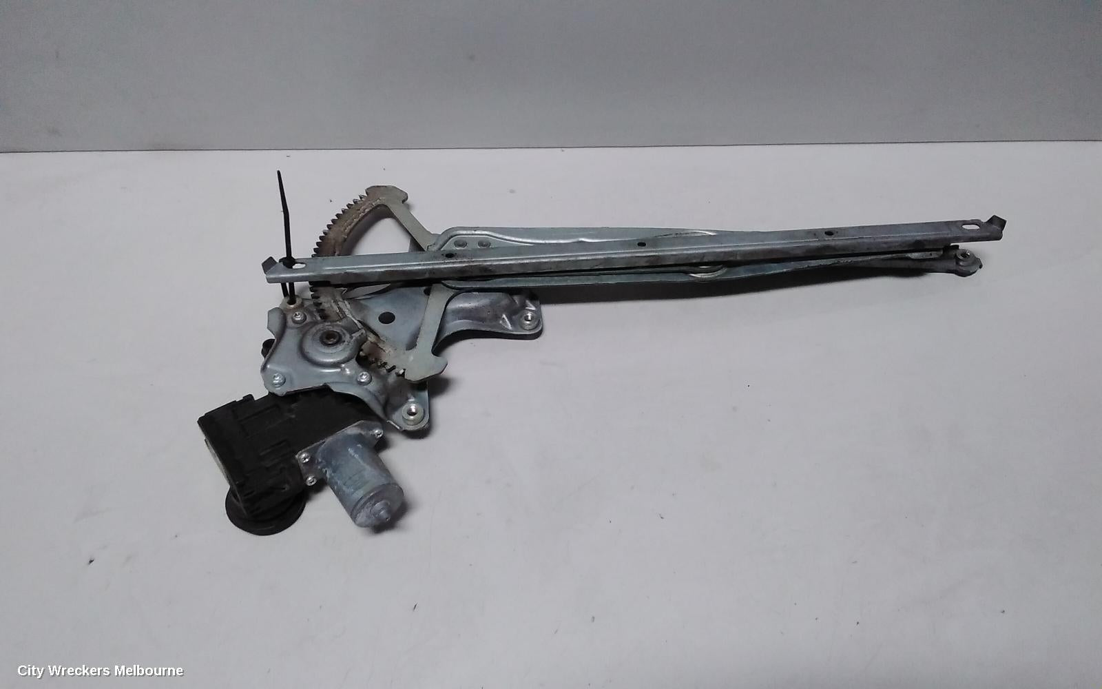 TOYOTA COROLLA RIGHT FRONT WINDOW REG/MOTOR, ZRE182R, HATCH, 01/2014 - 06/2018 - Image 2