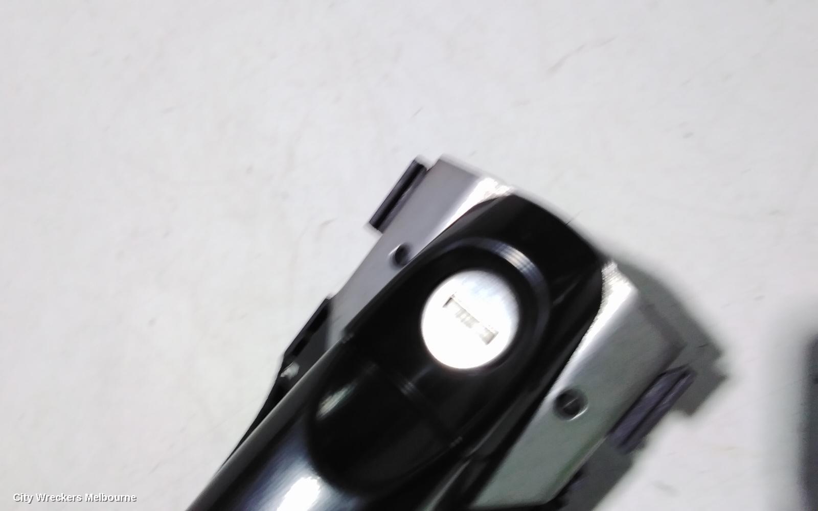 VOLKSWAGEN AMAROK DOOR HANDLE, OUTER, RH FRONT, BLACK, 2H, 12/2010 ONWARDS - Image 3