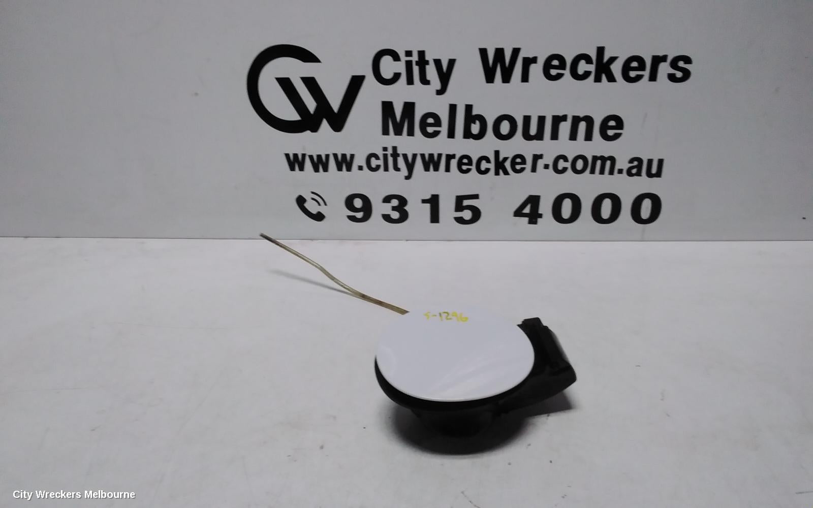 LAND ROVER DISCOVERY SPORT FUEL DOOR / FILLER, L550, FUEL DOOR, 01/2015 - 06/2019 - Image 1