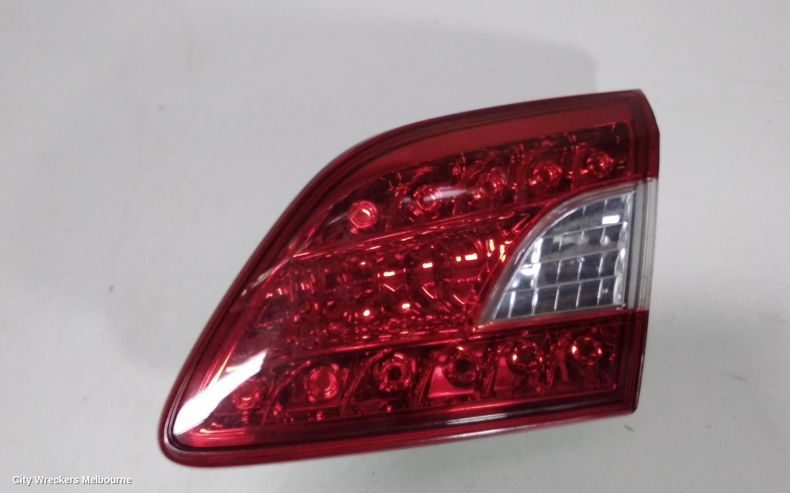 NISSAN PULSAR REAR GARNISH, BOOTLID LAMP (RH SIDE), B17, SEDAN, 12/2012 - 12/2017 - Image 1