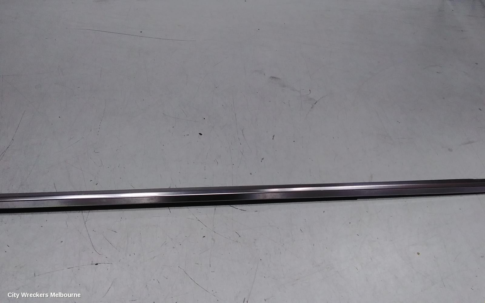 KIA SORENTO DOOR MOULD, MIDDLE CHROME MOULD: 139646, LH FRONT, MQ4, 02/2020 ONWARDS - Image 3