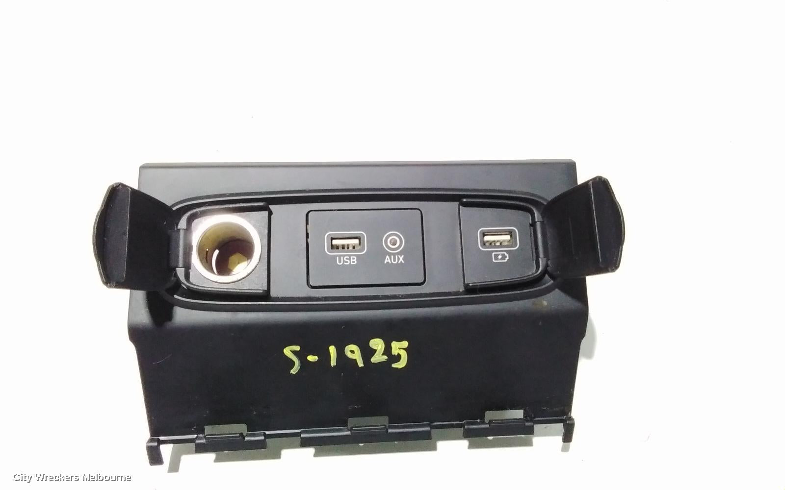 HYUNDAI SANTA FE, TM, 03/2018 - 10/2023, LIGHTER AND USB PORT: 89886 - Image 3