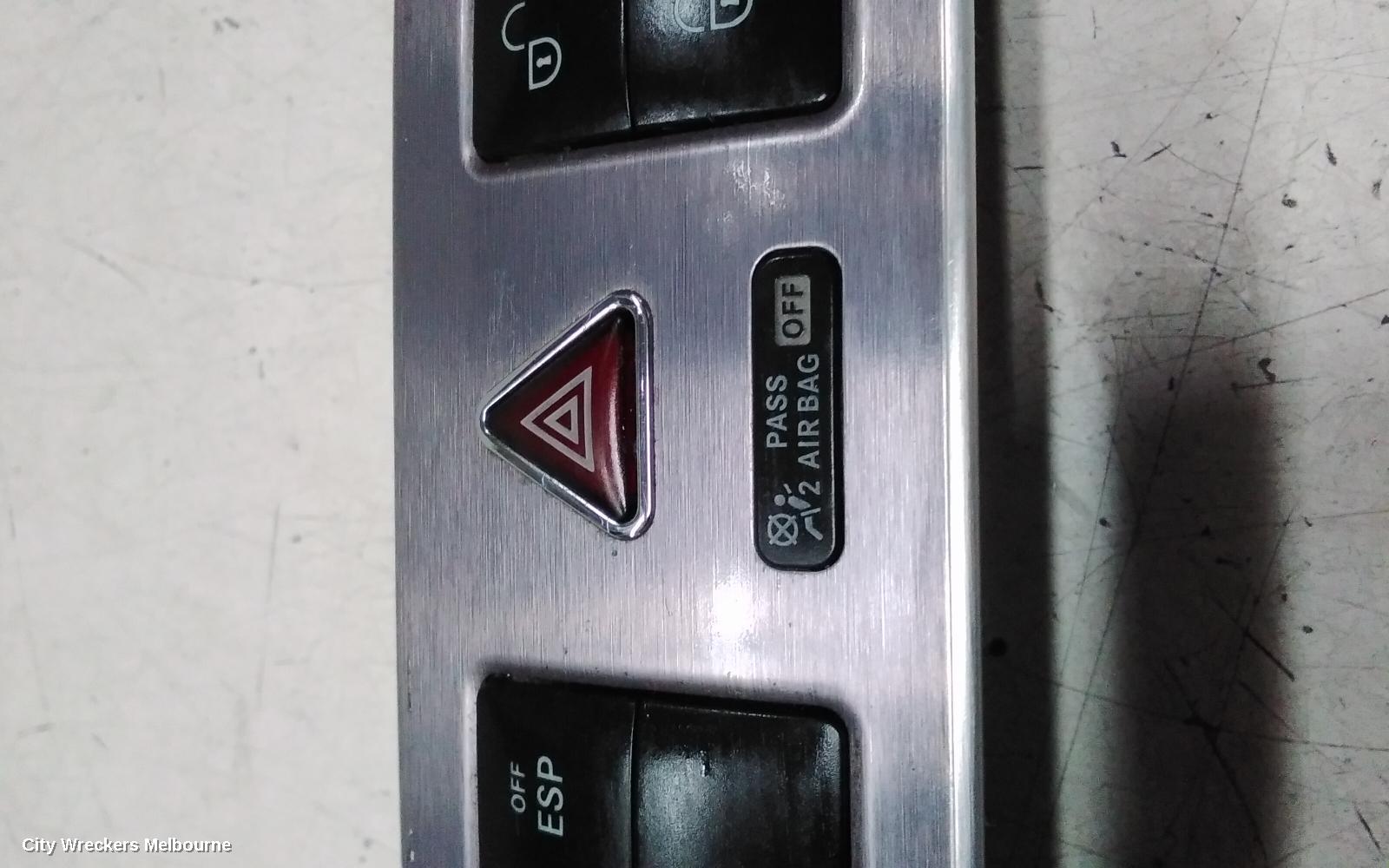 MERCEDES CLC CLASS, CL203 08/2008 - 03/2011, HAZARD SWITCH AND SURROUND: 144833 - Image 2