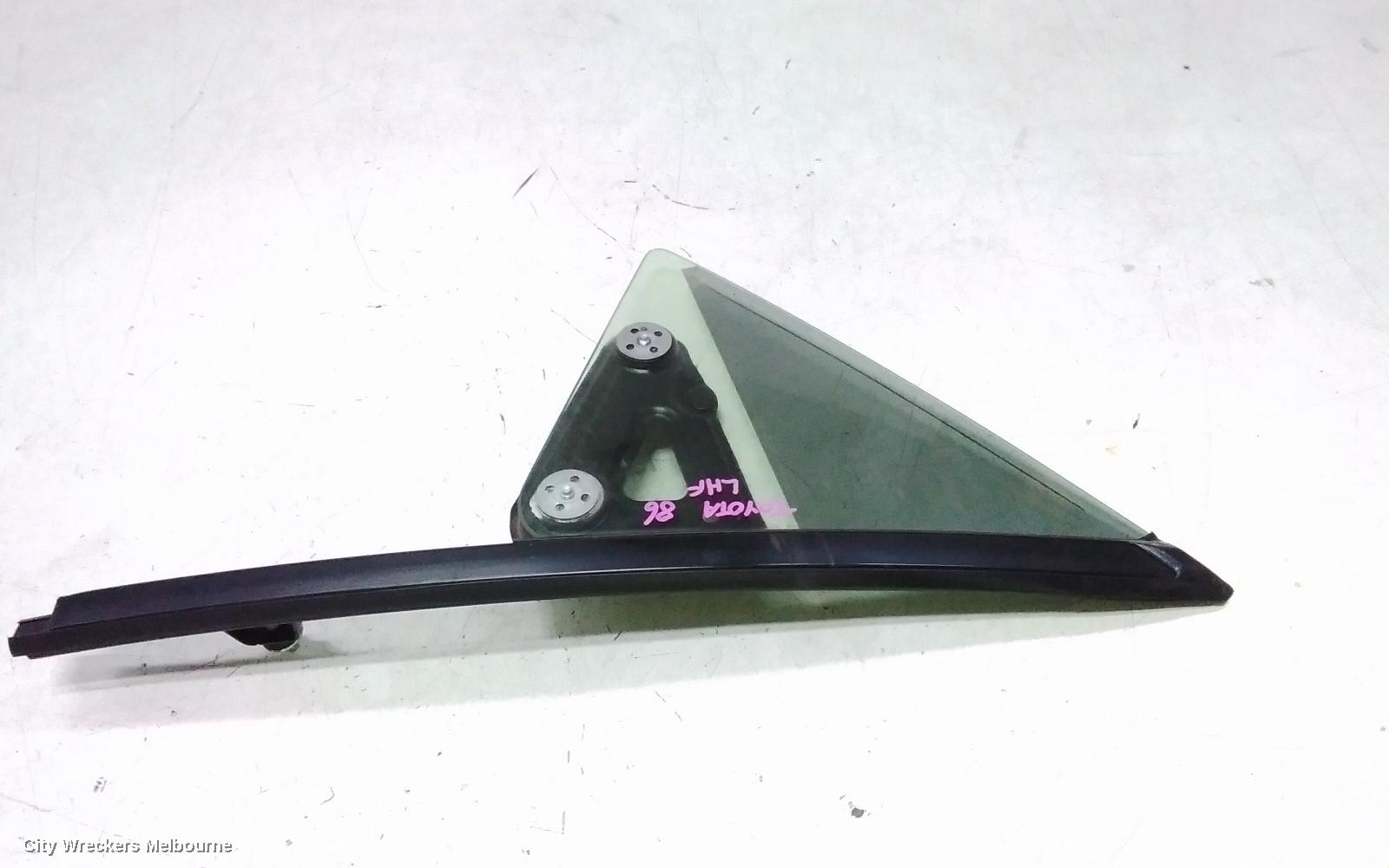 TOYOTA 86 LEFT FRONT 1/4 DOOR GLASS - Image 2