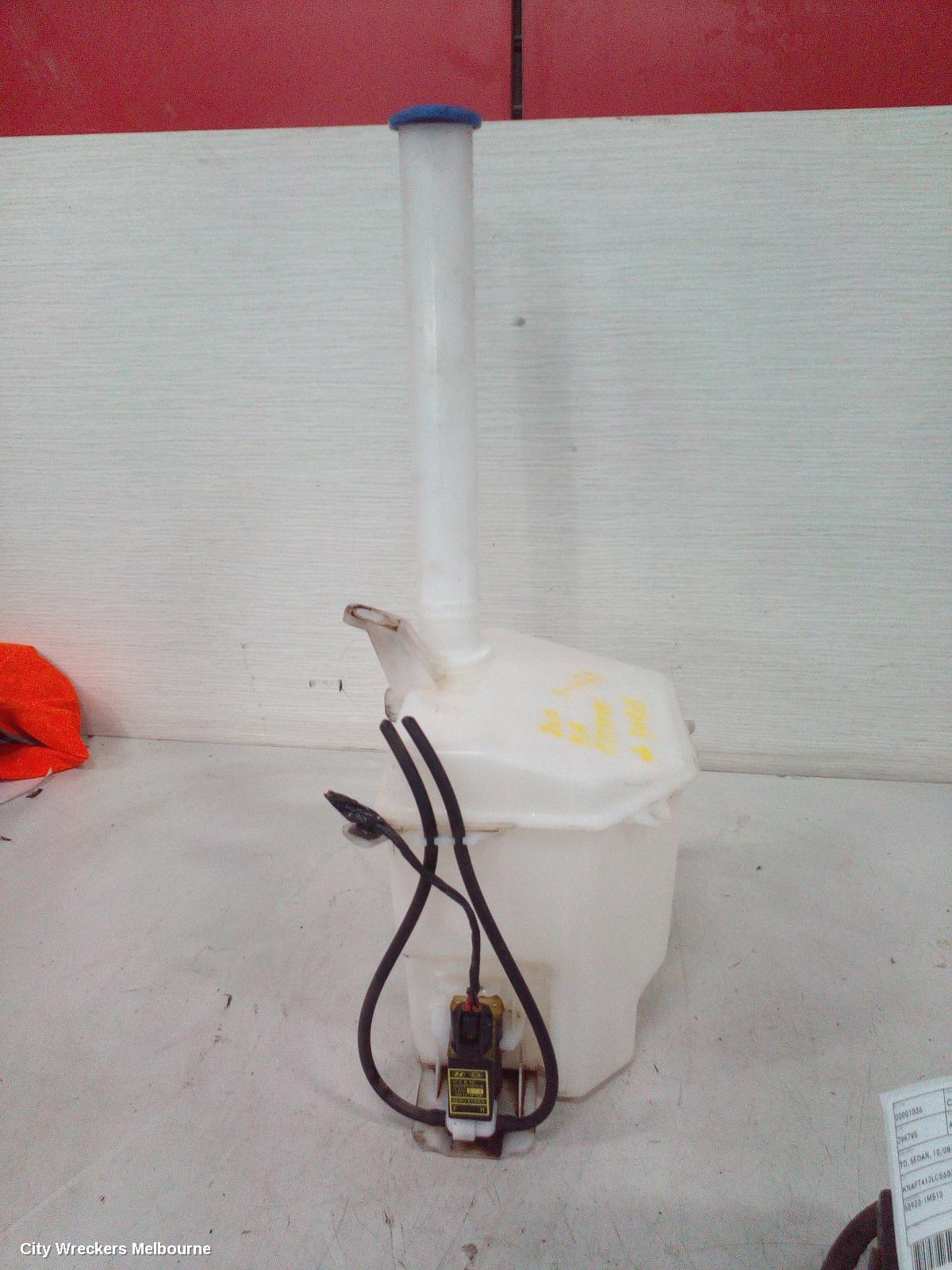 KIA CARNIVAL/GRAND CARNIVAL WASHER BOTTLE, FRONT, VQ, 01/2006 - 12/2014 - Image 2