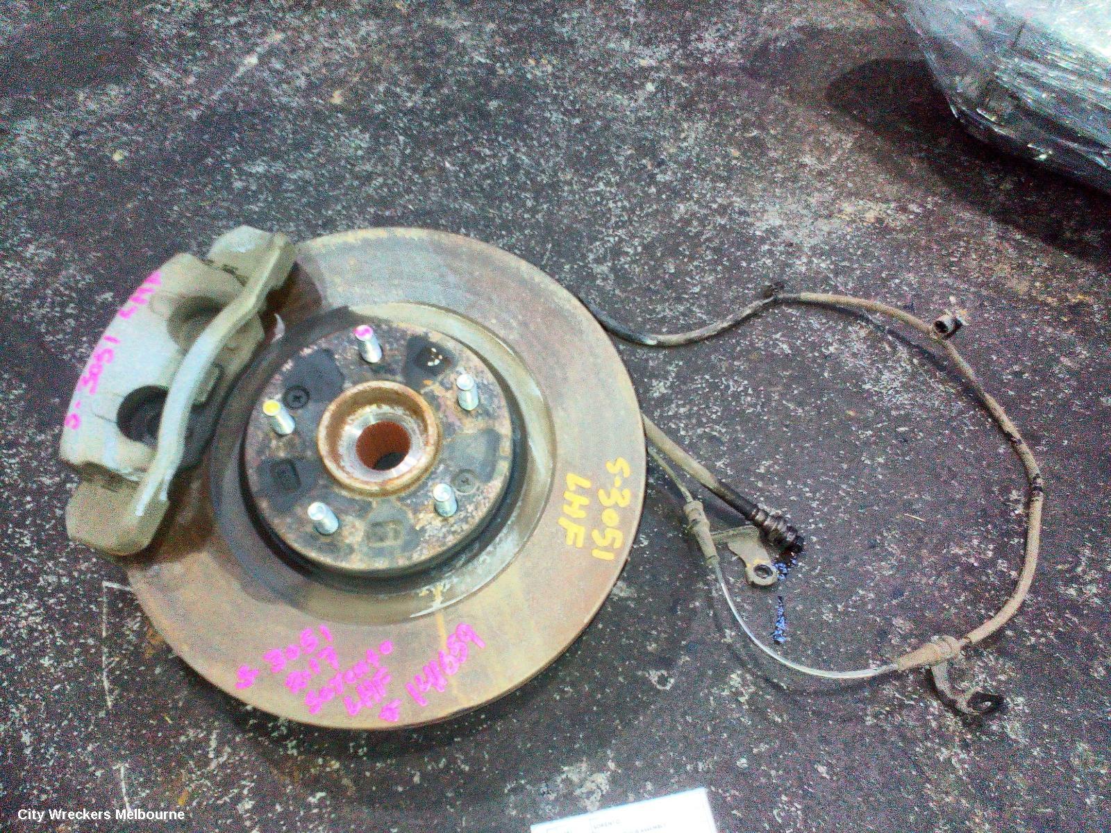 KIA SORENTO LEFT FRONT HUB ASSEMBLY, UM, 03/2015 - 02/2020 - Image 3