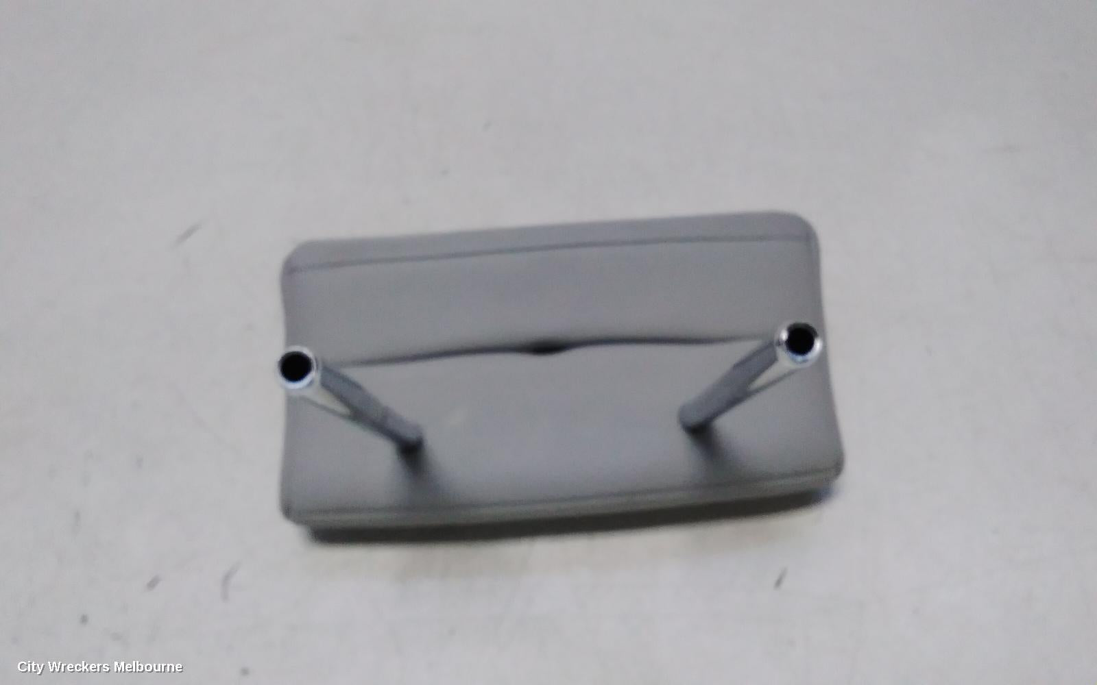 MITSUBISHI OUTLANDER HEADREST, CENTRE REAR 2ND ROW, LEATHER, LIGHT GREY, ZM, 08/2021 ONWARDS - Image 3