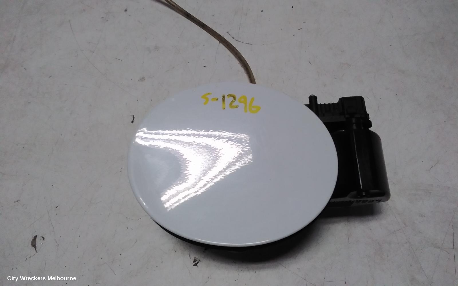 LAND ROVER DISCOVERY SPORT FUEL DOOR / FILLER, L550, FUEL DOOR, 01/2015 - 06/2019 - Image 2