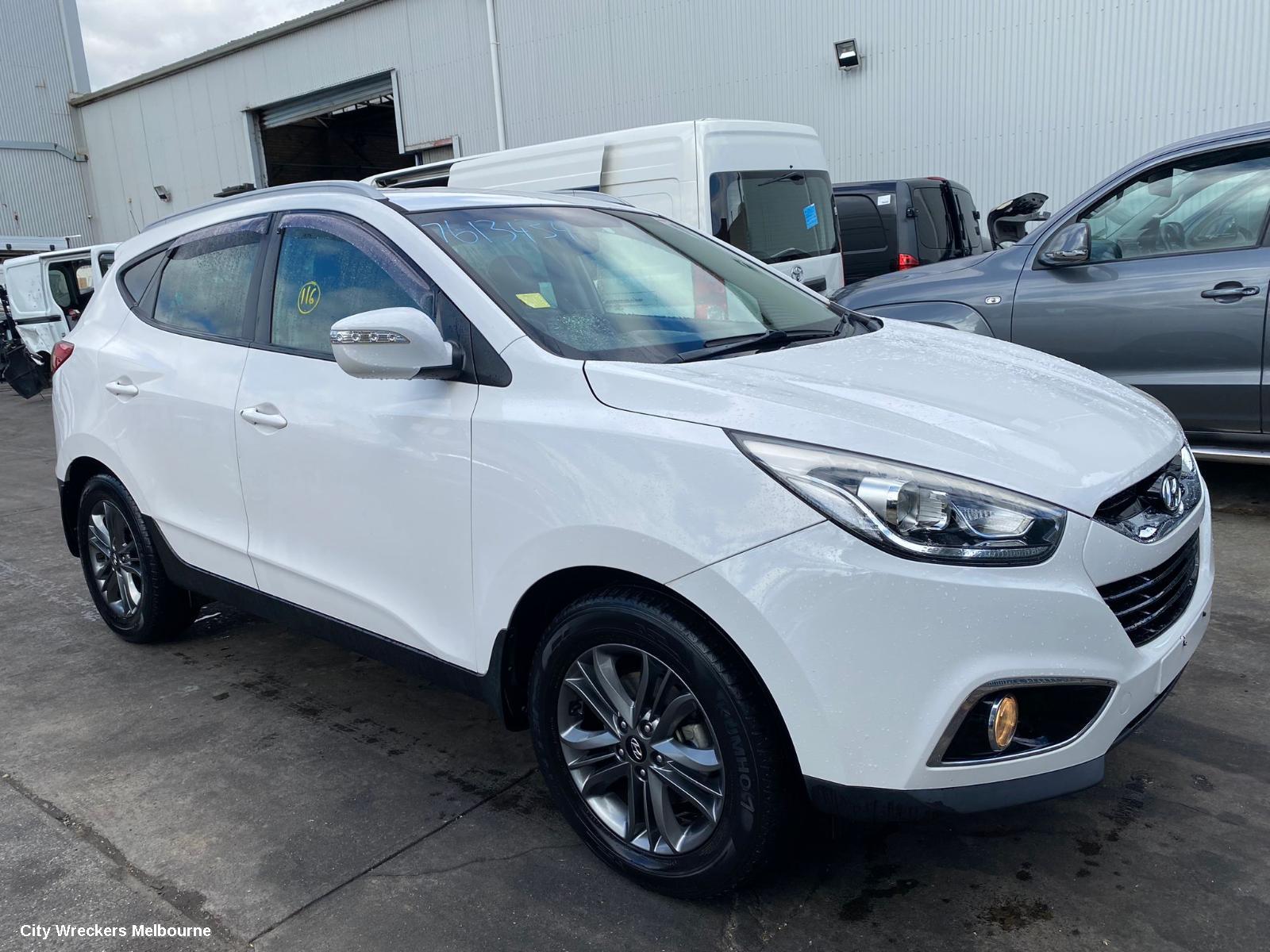 HYUNDAI IX35 LEFT FRONT DOOR, LM SERIES, NON MOULD TYPE, 11/2009 - 01/2016 - Image 2