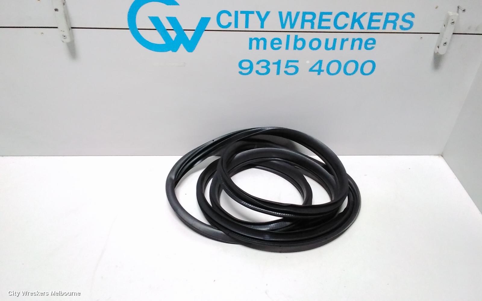 VOLKSWAGEN TIGUAN, 5NA, 06/2016 - 02/2024, RHF DOOR SEAL  ON THE BODY : 70637 - Image 1