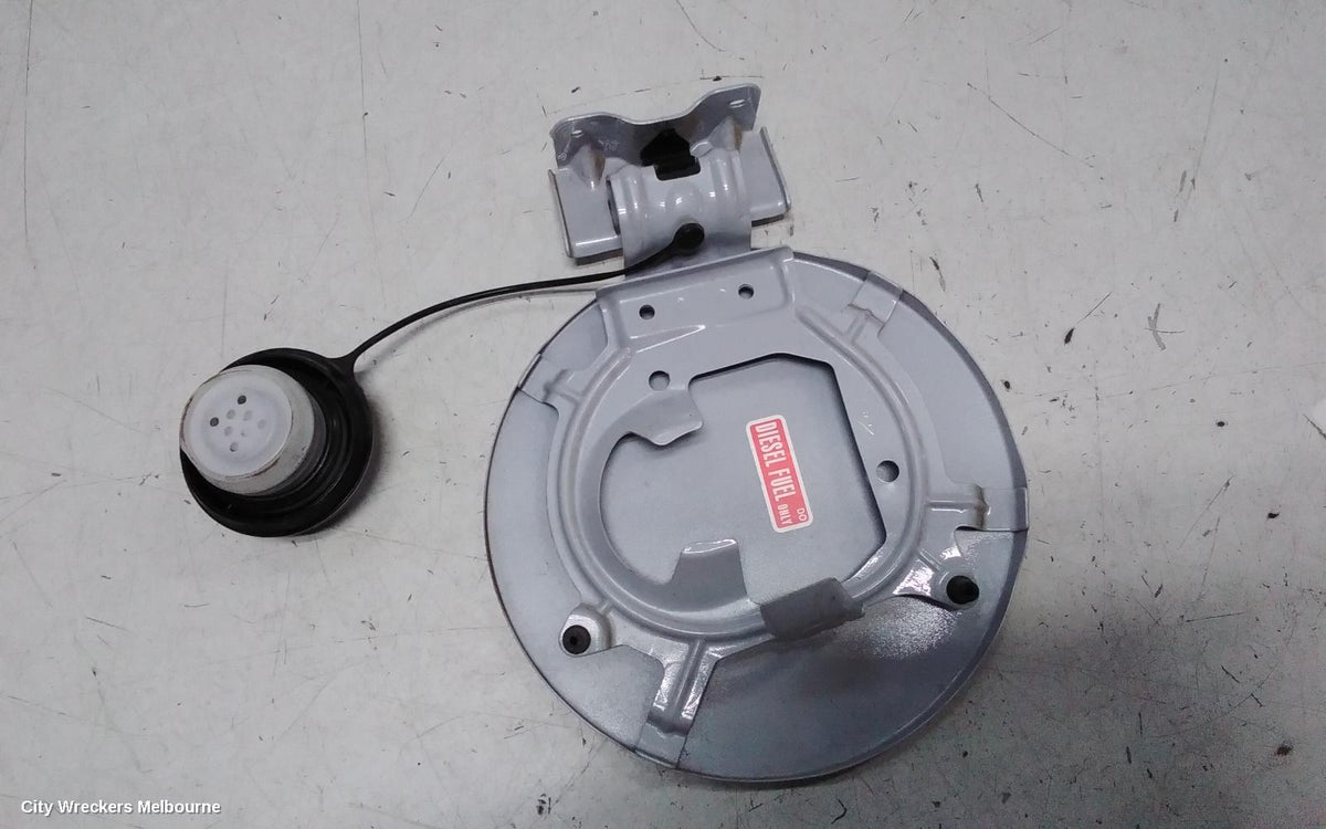 RENAULT KALEOS FUEL DOOR / FILLER - Image 3