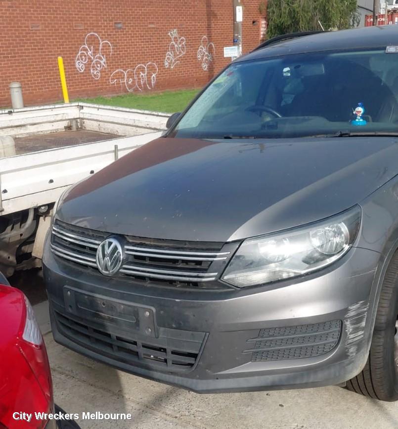 VOLKSWAGEN TIGUAN RIGHT GUARD, 5N, 05/2008 - 08/2016 - Image 1