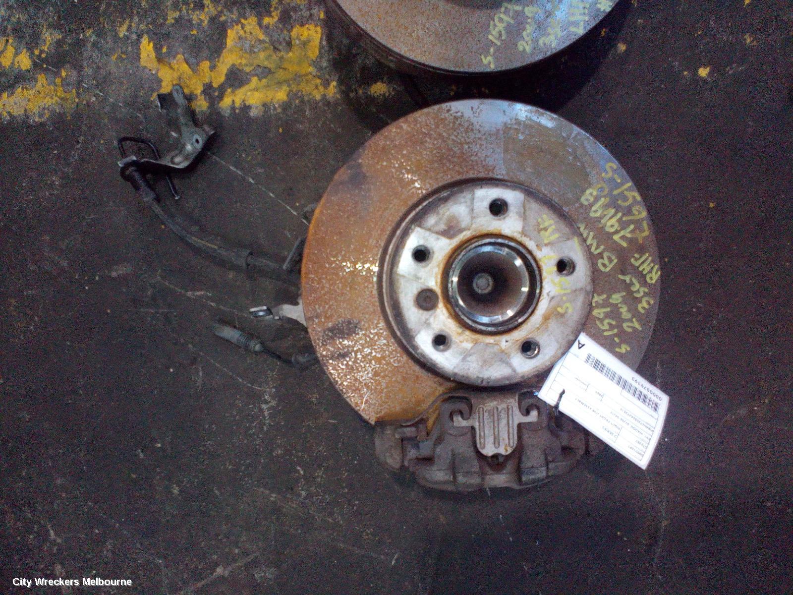 BMW 3 SERIES RIGHT FRONT HUB ASSEMBLY, E91, WAGON, 02/2006 - 04/2012 - Image 1