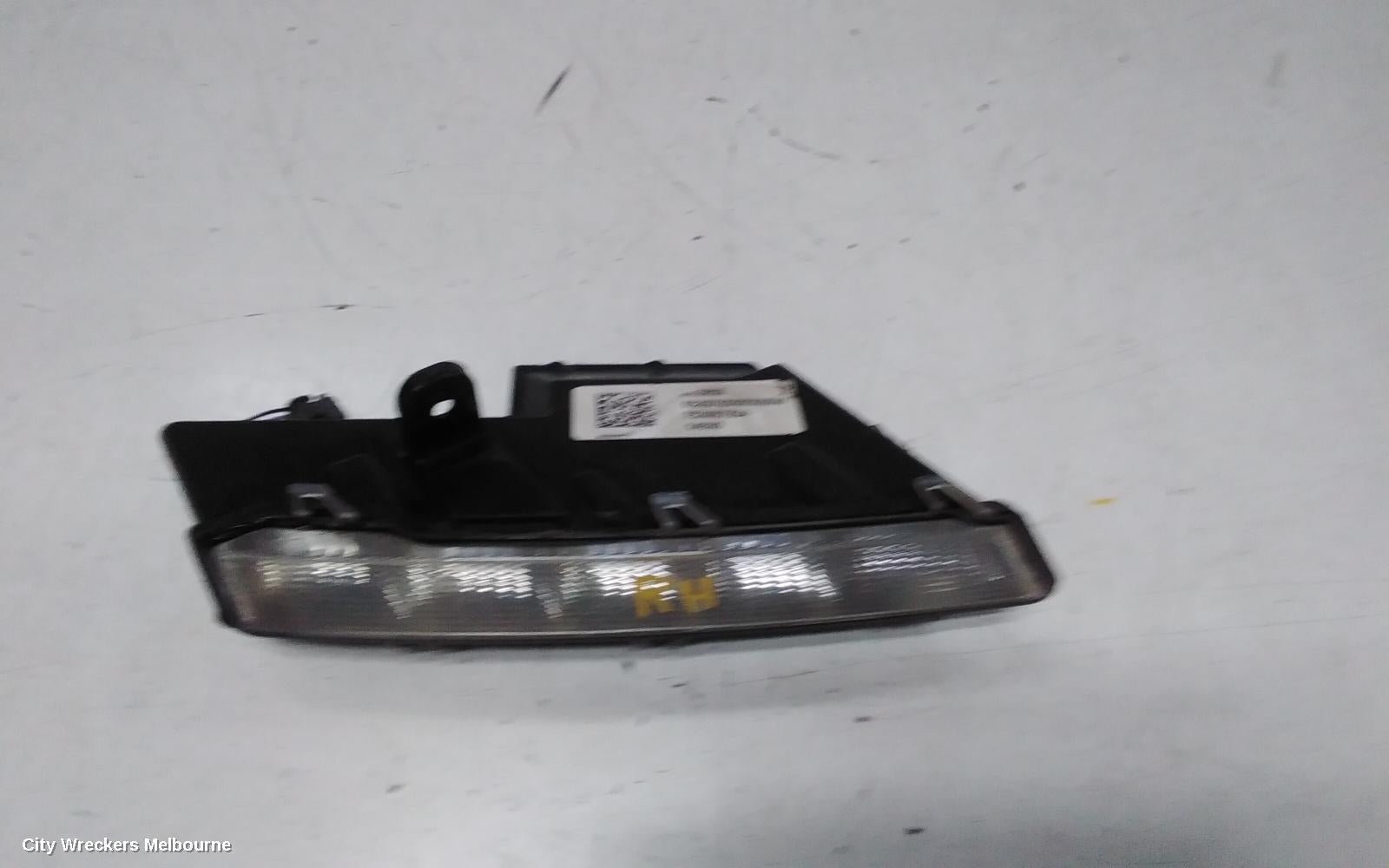 HOLDEN COMMODORE RIGHT INDICATOR/FOG/SIDE, BUMPER FOGLAMP SURROUND, VF, CALAIS/CALAIS-V, 05/2013 - 12/2017 - Image 2