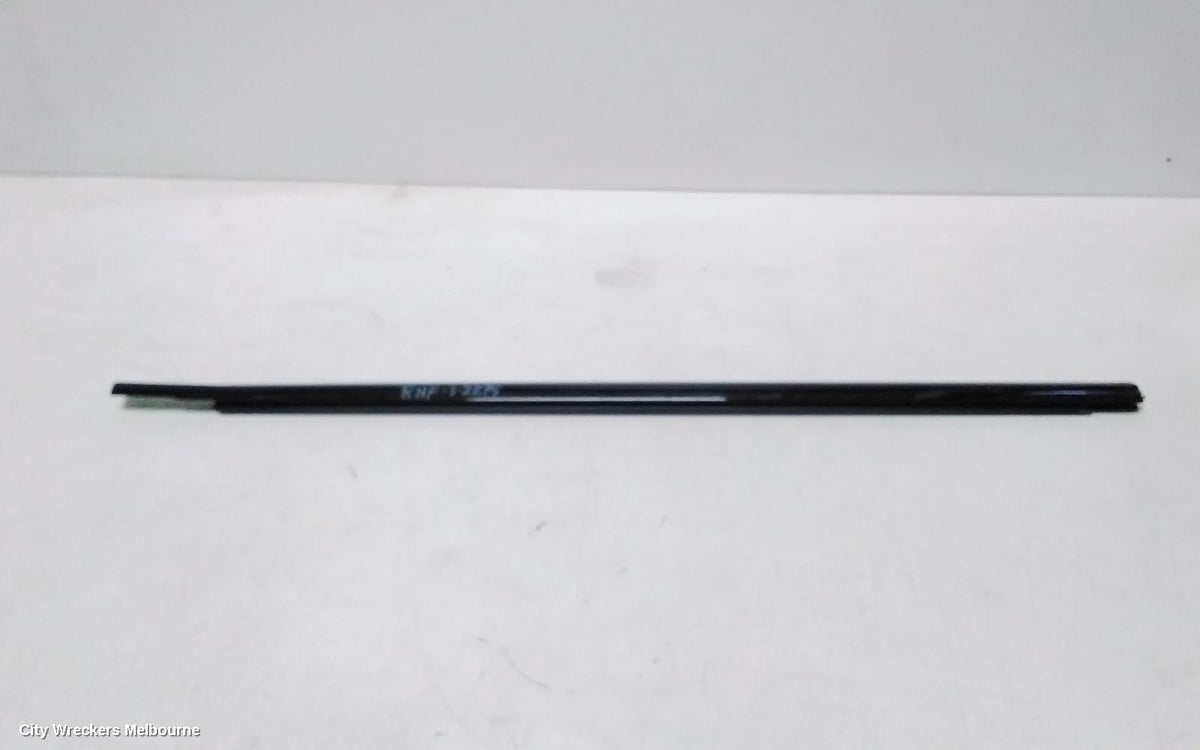 LAND ROVER RANGEROVER EVOQUE DOOR MOULD, DOOR MOULD RHF : 126329, L538, DOOR MOULDING (RH FRONT), 5DR, BLACK, W/ CHROME INSERT, 11/2011 - 01/2019 - Image 1