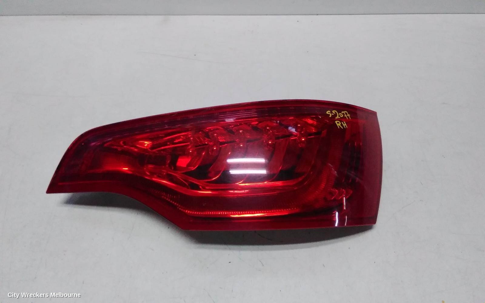 AUDI Q7 RIGHT TAILLIGHT, 4L, IN TAILGATE, 10/2009 - 08/2015 - Image 1