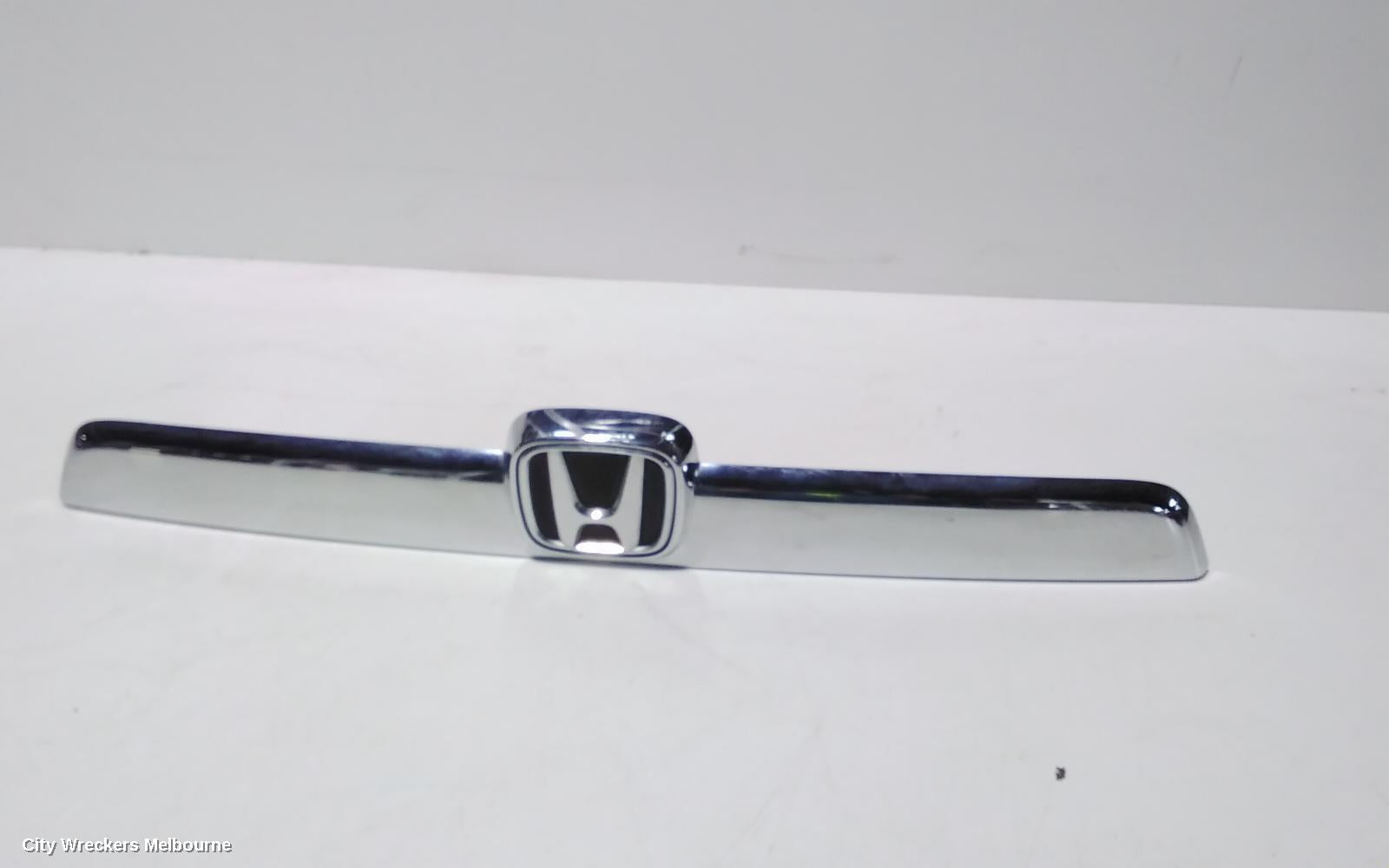 HONDA CRV REAR GARNISH, TAILGATE GARNISH (UPPER NUMBER PLATE LAMP), RE, 03/2007 - 10/2012 - Image 1