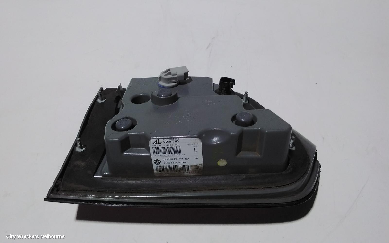 JEEP GRANDCHEROKEE REAR GARNISH, TAILGATE LAMP (LH SIDE), WK, LAREDO/OVERLAND/SUMMIT/LIMITED, CHROME BEZEL, 04/2013 ONWARDS - Image 3