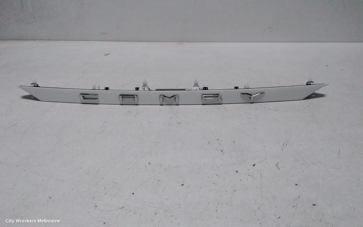 TOYOTA CAMRY REAR GARNISH, BOOTLID GARNISH (CENTRE), XV70, 09/2017 - 05/2024 - Image 2