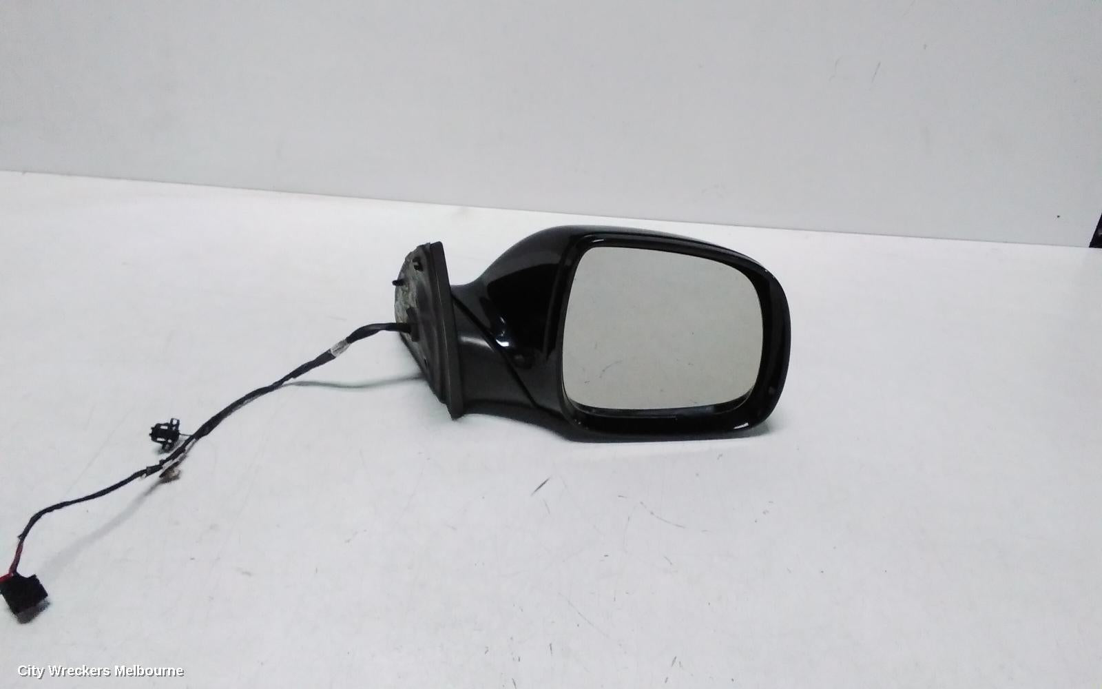AUDI Q7 RIGHT DOOR MIRROR, 4L, MANUAL FOLD, W/ INDICATOR, NON MEMORY & NO LANE CHANGE ASSIST TYPE, 09/2006 - 09/2009 - Image 1
