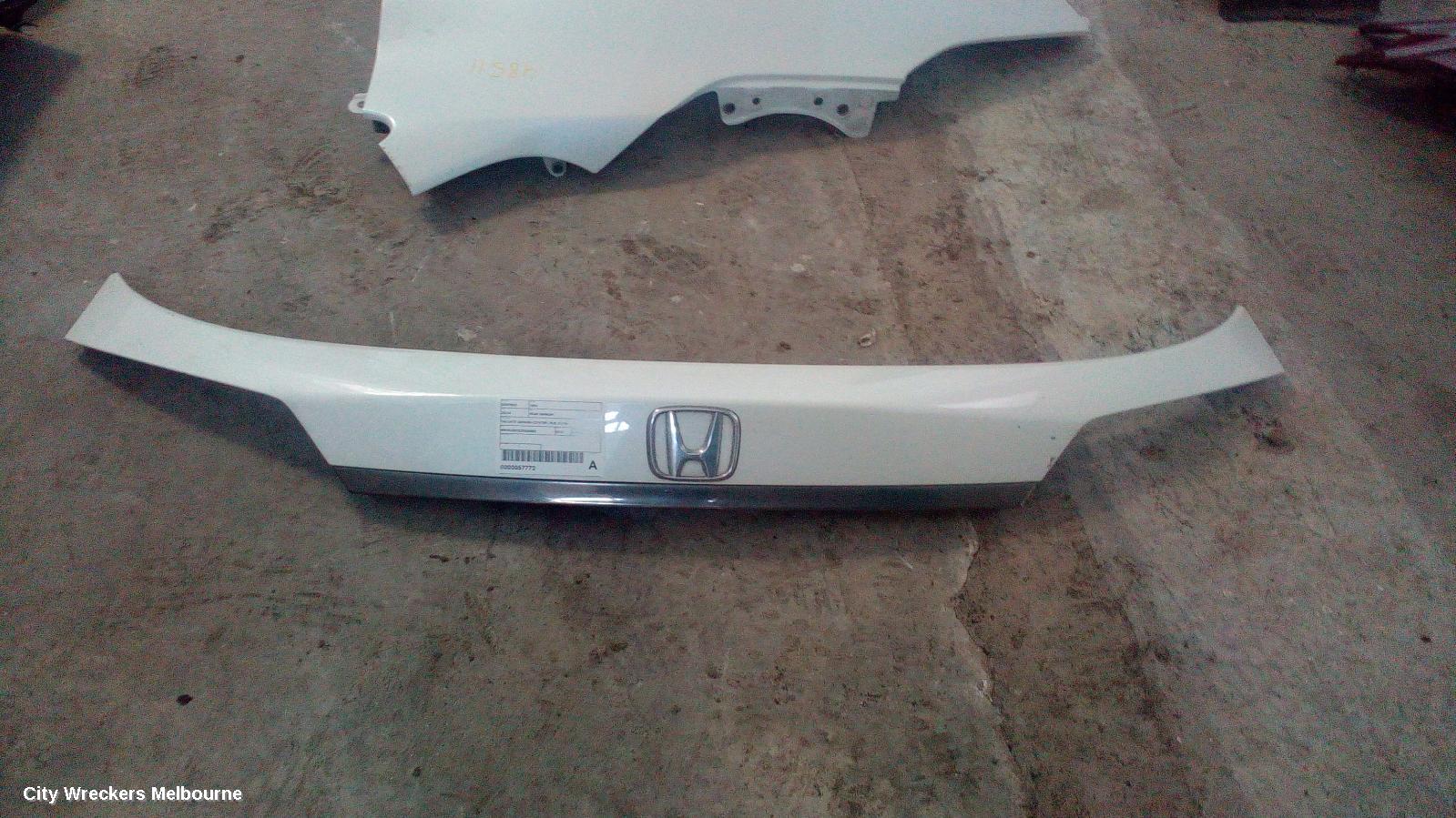 HONDA HRV REAR GARNISH, TAILGATE GARNISH (CENTRE), RU5, 07/2018 ONWARDS - Image 1