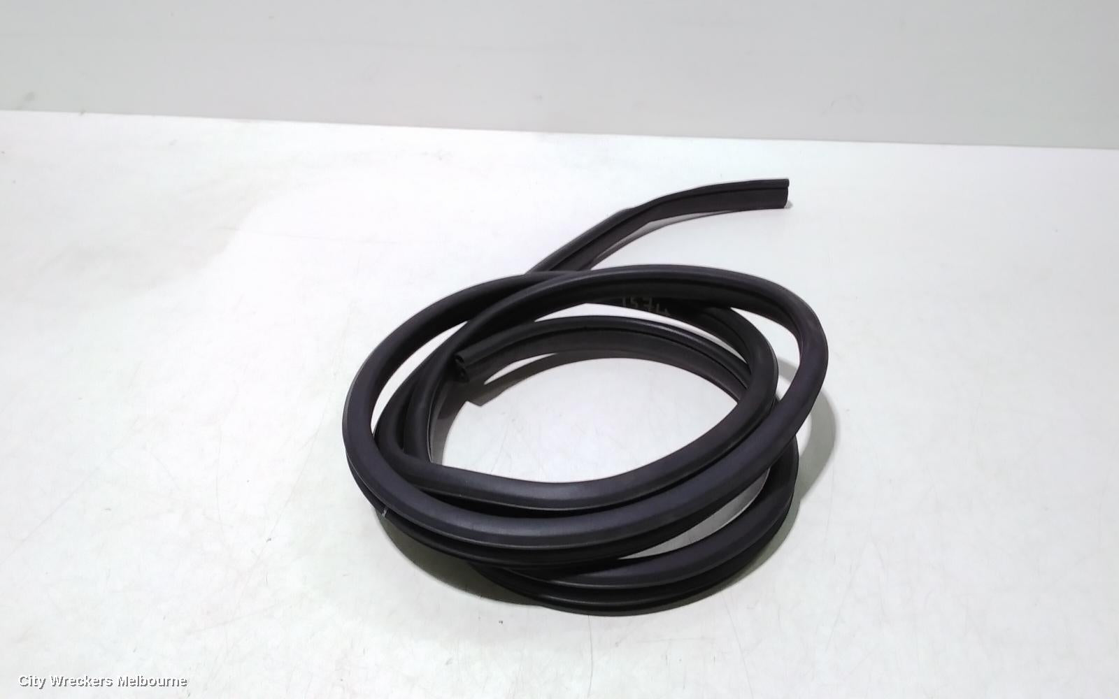 HOLDEN COMMODORE SEAL, RIGHT FRONT: 96209, VE, 08/2006 - 05/2013 - Image 2