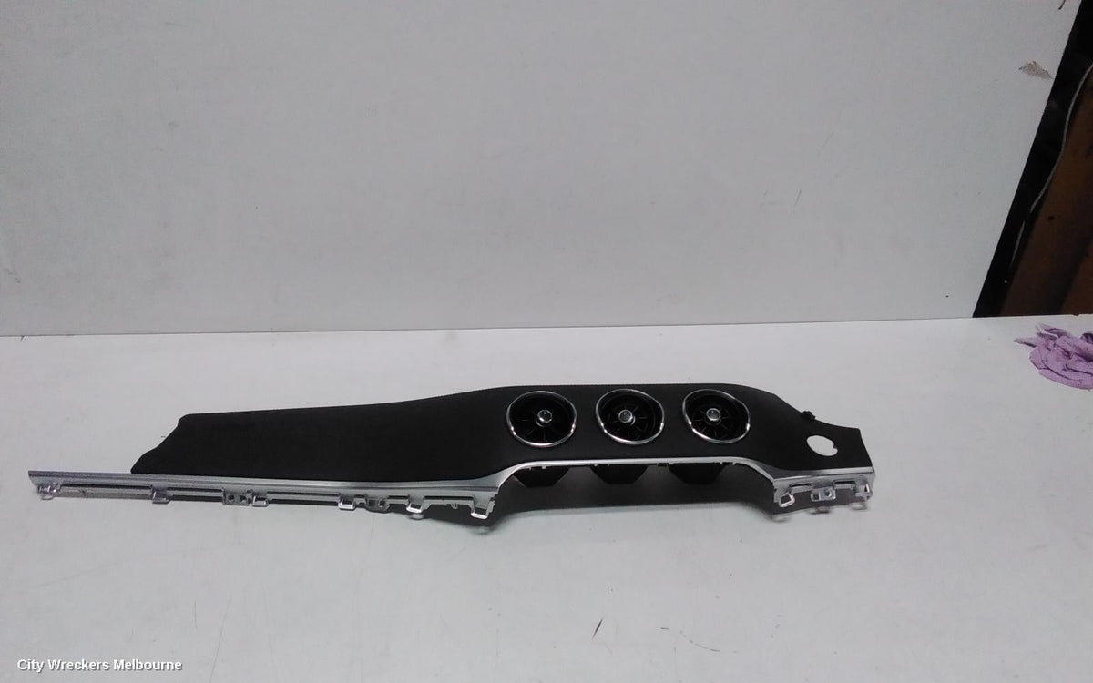 KIA STINGER, CK, 06/2017 - 04/2023, CENTER AIRVENT ASSEMBLY : 137575 - Image 1