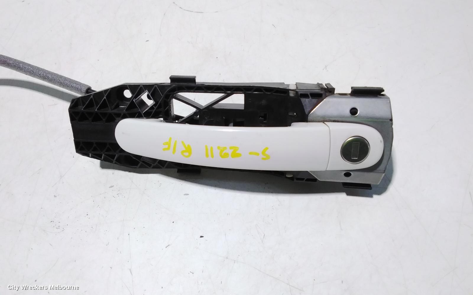 VOLKSWAGEN POLO DOOR HANDLE, RH FRONT, OUTER, 6R, 05/2010 - 09/2017 - Image 2