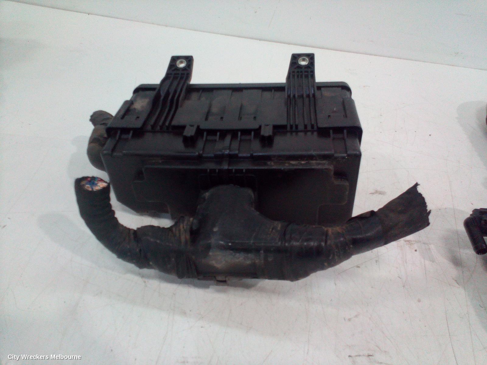 TOYOTA HIACE FUSE BOX, ENGINE BAY, DIESEL, KDH, 09/2006 - 04/2019 - Image 3