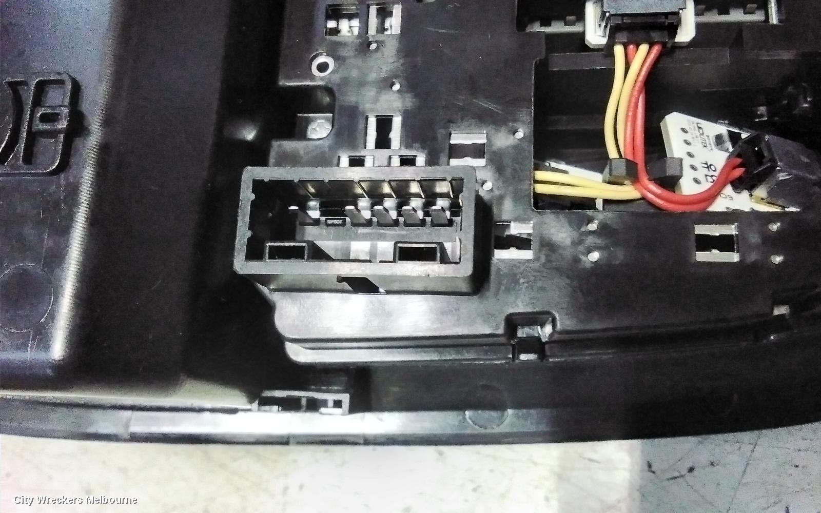 KIA SORENTO COURTESY LIGHT, UM, FRONT, W/ SUNROOF CONTROLS TYPE, 03/2015 - 01/2020 - Image 2