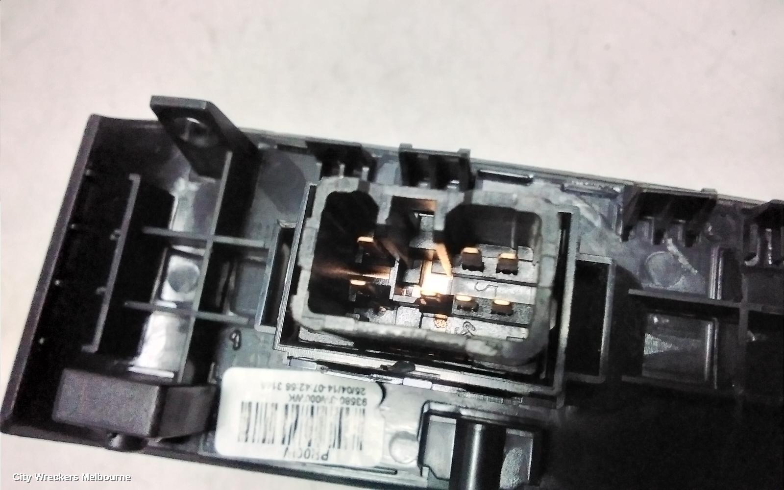 KIA SPORTAGE PWR DR WIND SWITCH, LH REAR/RH REAR, NON HEATED SEAT BUTTON TYPE, SL, 06/2013 - 10/2015 - Image 3