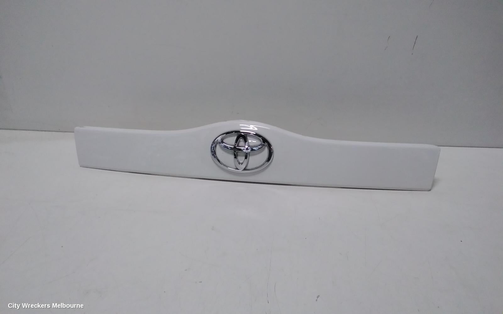 TOYOTA PRIUS REAR GARNISH, ZVW30R, TAILGATE GARNISH (CENTRE), 07/2009 - 12/2015 - Image 3