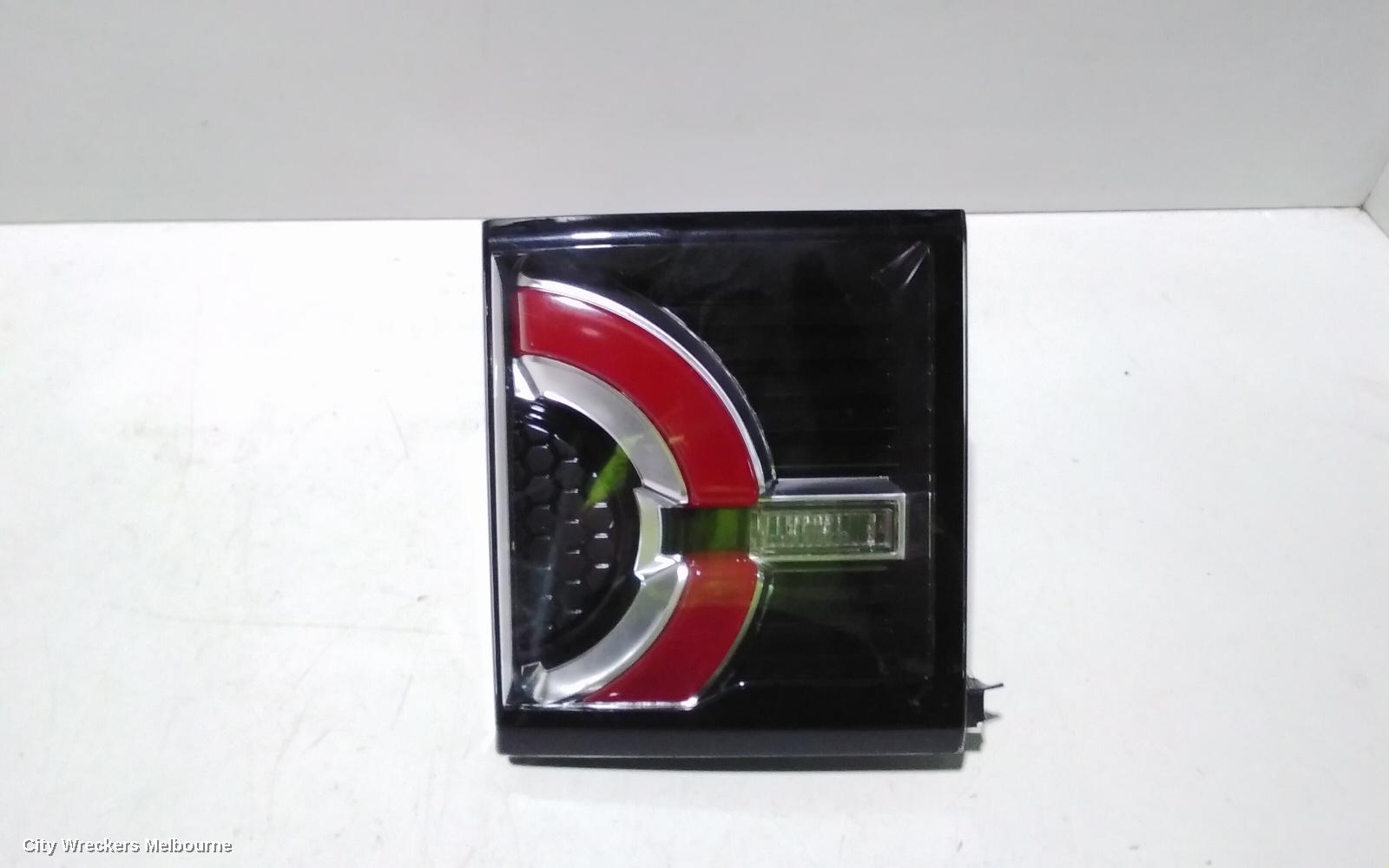 LAND ROVER DISCOVERY SPORT REAR GARNISH, TAILGATE LAMP (RH SIDE), W/ THIN RED LINE, L550, 01/2015 - 06/2019 - Image 3