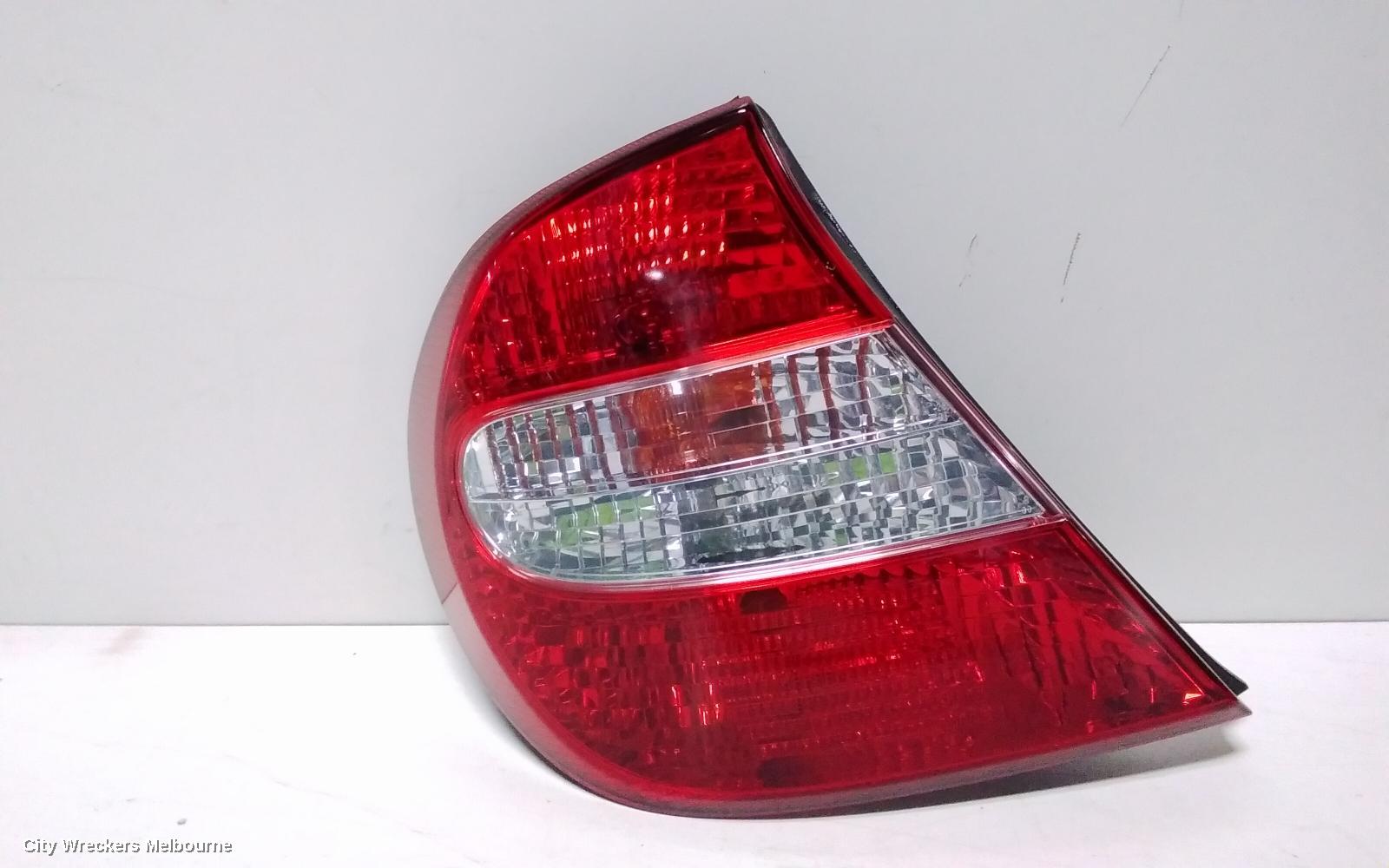 TOYOTA CAMRY LEFT TAILLIGHT, SK36, REVERSE LAMP IN CENTRE, 08/2002 - 09/2004 - Image 2