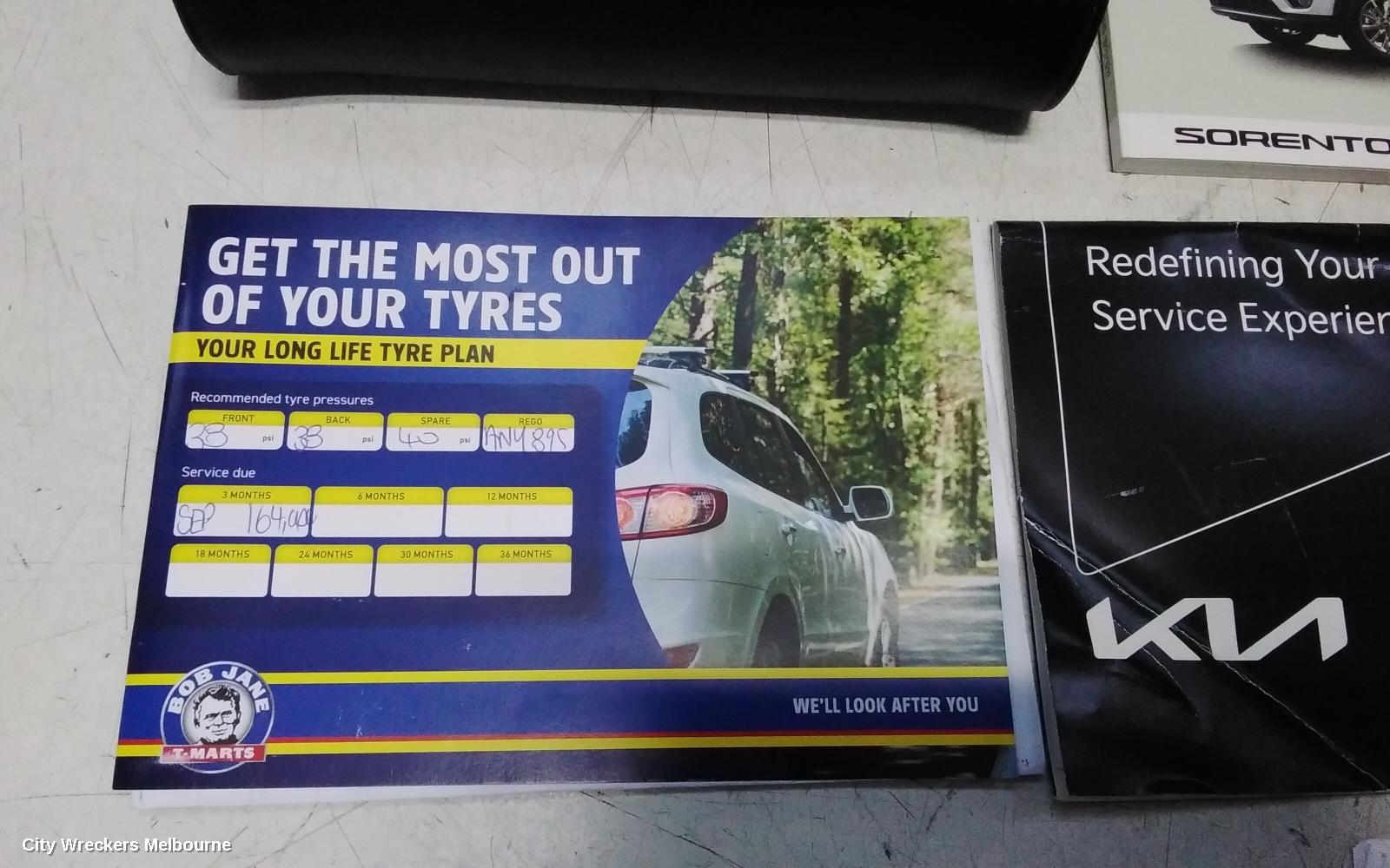 KIA SORENTO OWNERS HANDBOOK, UM, 03/2015 - 02/2020 - Image 3