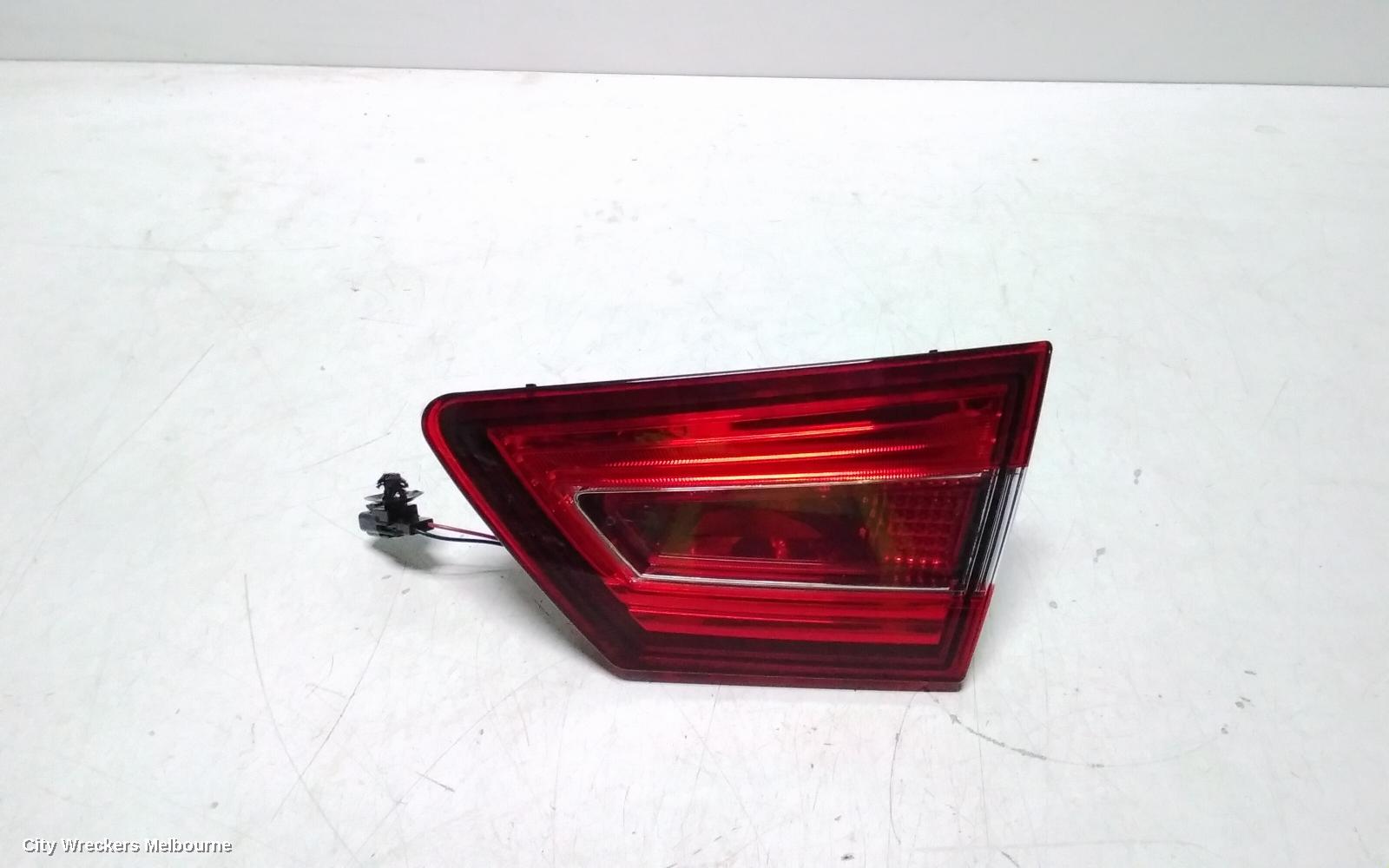 RENAULT CLIO REAR GARNISH, TAILGATE LAMP (RH SIDE), X98, NON LED TYPE, 09/2013 - 10/2019 - Image 1