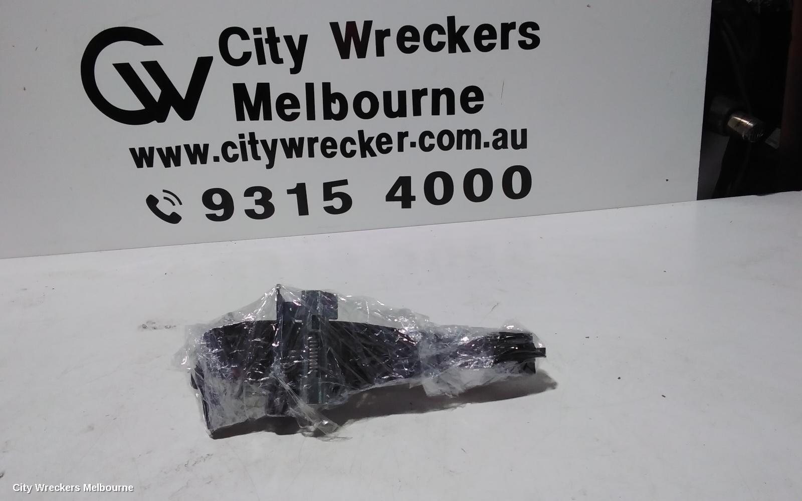 LAND ROVER DISCOVERY DOOR HANDLE, OUTER, LH FRONT, L319, 03/2005 - 12/2016 - Image 1