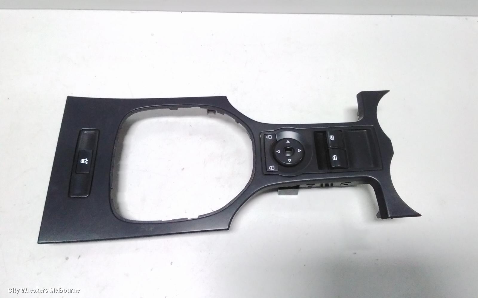 HOLDEN COMMODORE PWR DR WIND SWITCH, FRONT CENTRE MASTERSWITCH, 4 DOOR, BLACK, VE, 08/2006 - 04/2013 - Image 2
