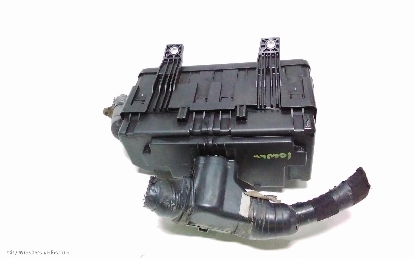 TOYOTA HIACE FUSE BOX, ENGINE BAY, DIESEL, KDH, 09/2006 - 04/2019 - Image 3