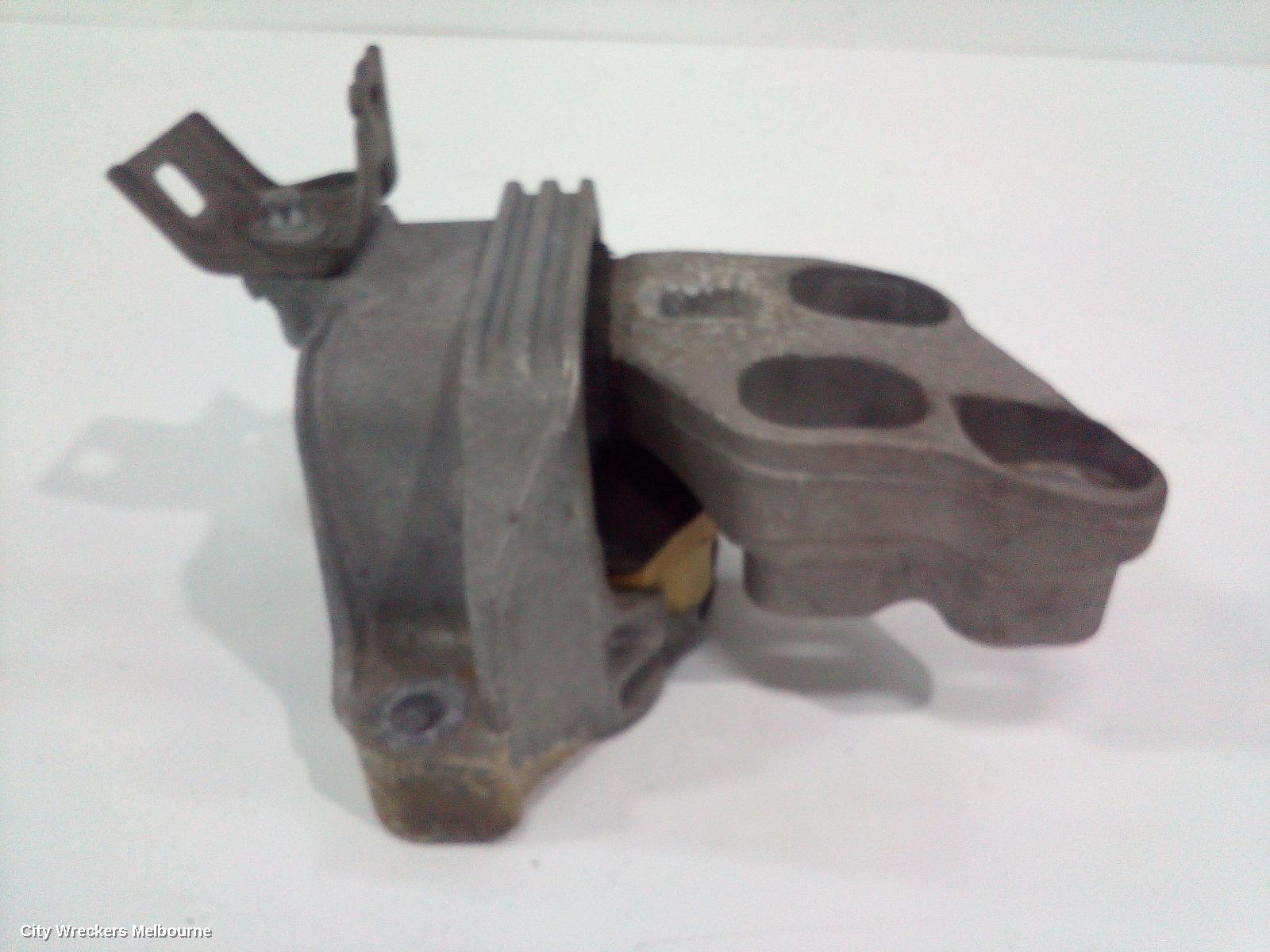 MERCEDES CLA CLASS MOUNT, ENGINE MOUNT, PETROL, 1.6, TURBO, C117/X117, CLA200, 270.910 CODE, 10/2013 - 01/2019 - Image 2