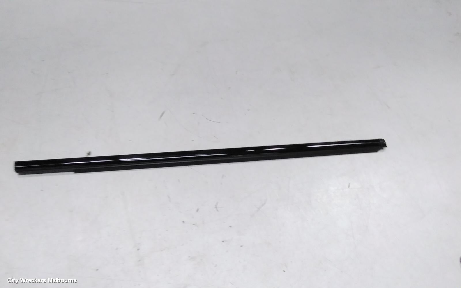 HYUNDAI SANTA FE DOOR MOULD, UPPER WINDOW MOULD : 136943, MX5, RH REAR, HIGH GLOSS BLACK, 11/2023 ONWARDS - Image 1