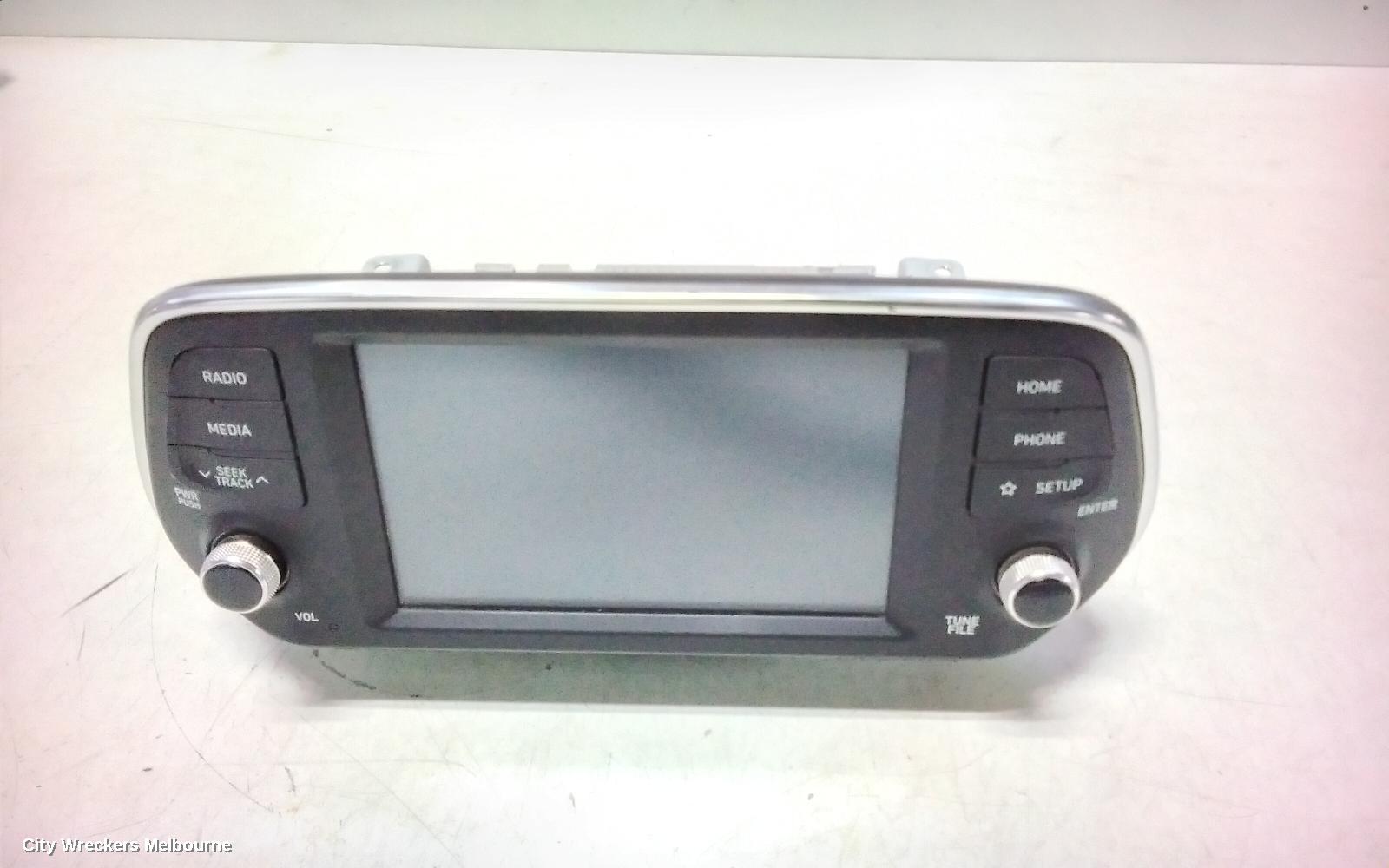 HYUNDAI SANTA FE RADIO/CD/DVD/SAT/TV, HEAD UNIT, W/ DISPLAY UNIT, 8IN TOUCH SCREEN, NON SAT NAV TYPE, TM, 03/2018 - 10/2023 - Image 1