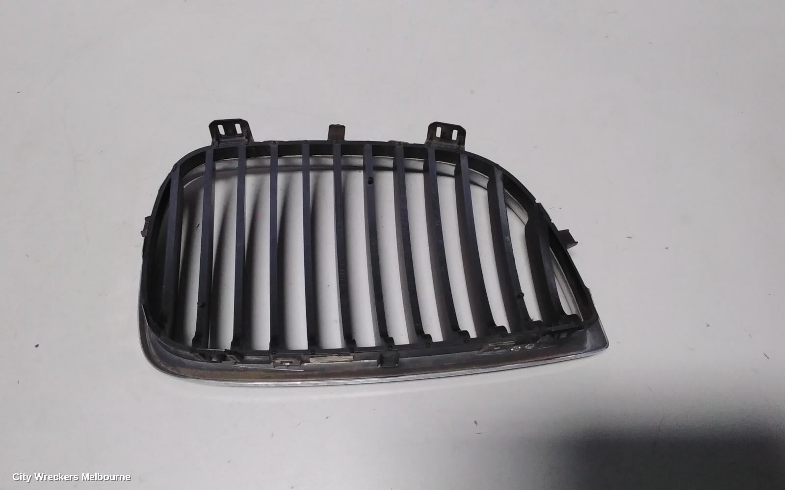 BMW 1 SERIES GRILLE, RADIATOR GRILLE (LH SIDE), E87, HATCH, CHROME, 10/2004 - 09/2011 - Image 3