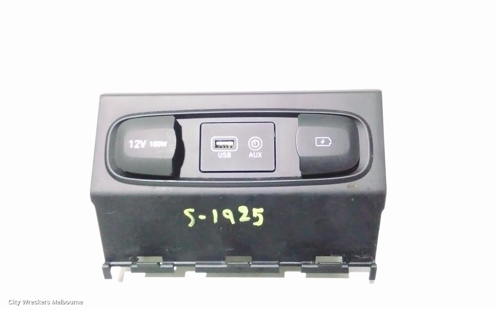 HYUNDAI SANTA FE, TM, 03/2018 - 10/2023, LIGHTER AND USB PORT: 89886 - Image 2