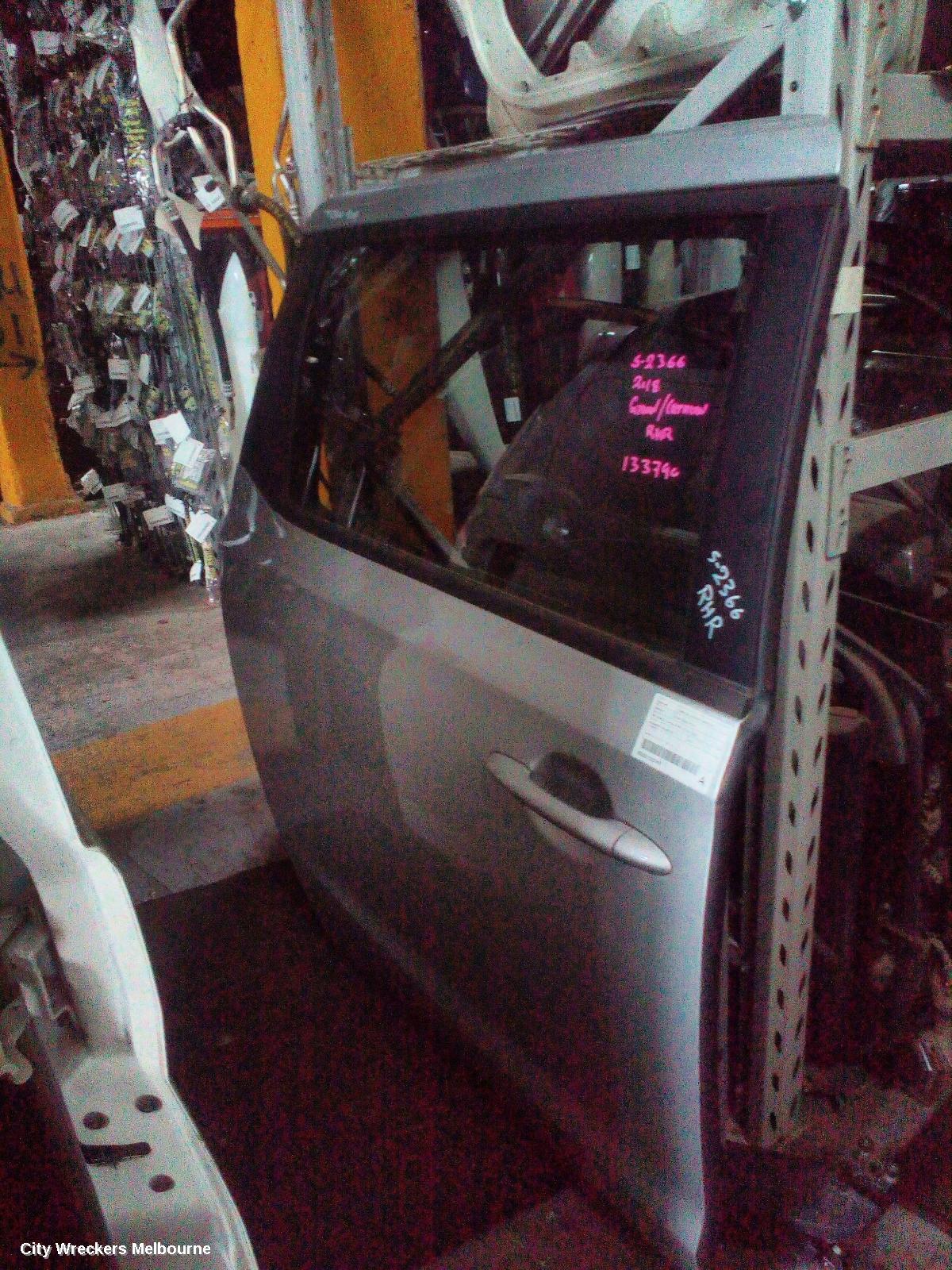 KIA CARNIVAL/GRAND CARNIVAL RIGHT REAR DOOR, YP, MANUAL SLIDING TYPE, 02/2015 - 10/2020 - Image 1